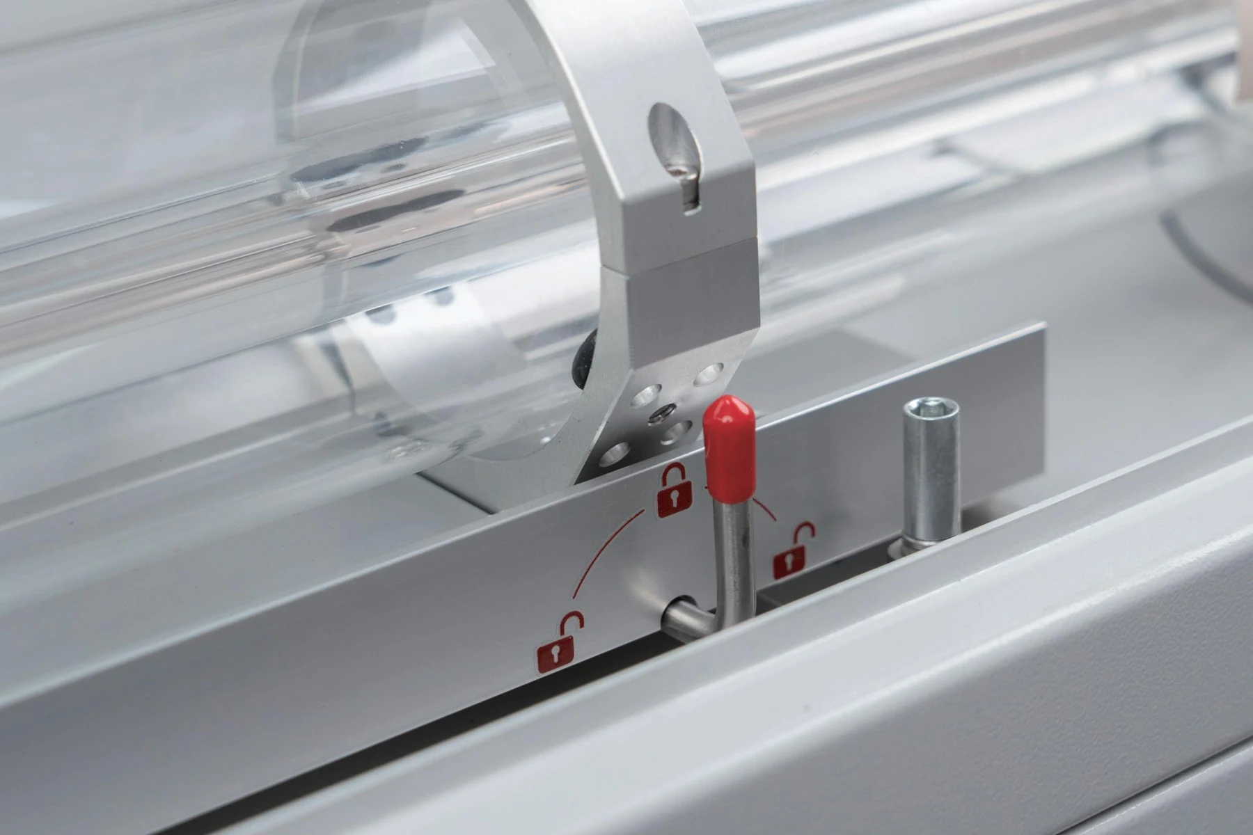 Accessible NOVA glass laser tube fixing mechanism