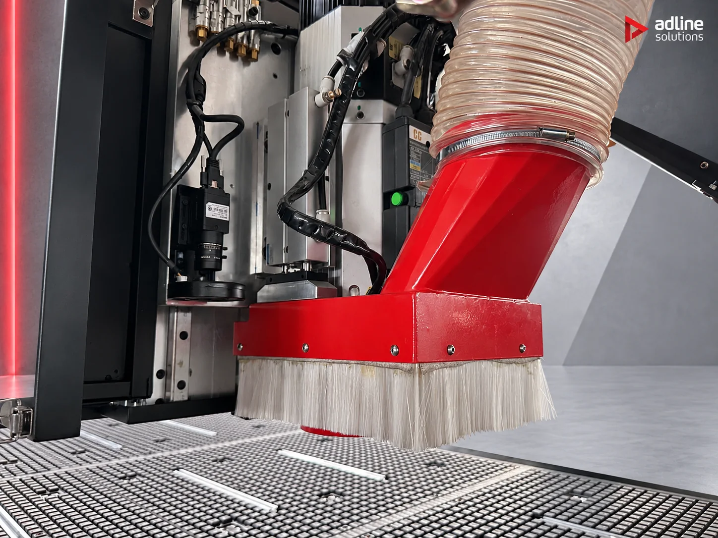Caméra CCD à côté de la tête de broche, au-dessus du capot d’aspiration à brosse