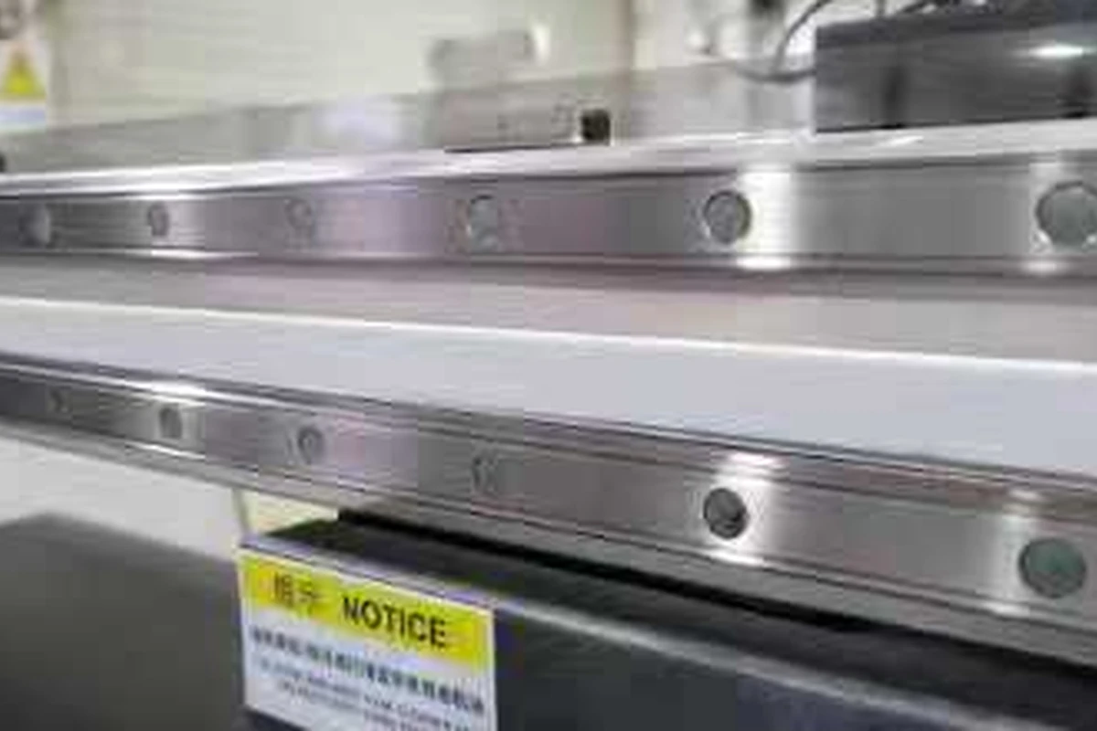 Double THK linear rails under the Galaxy F13 carriage beam